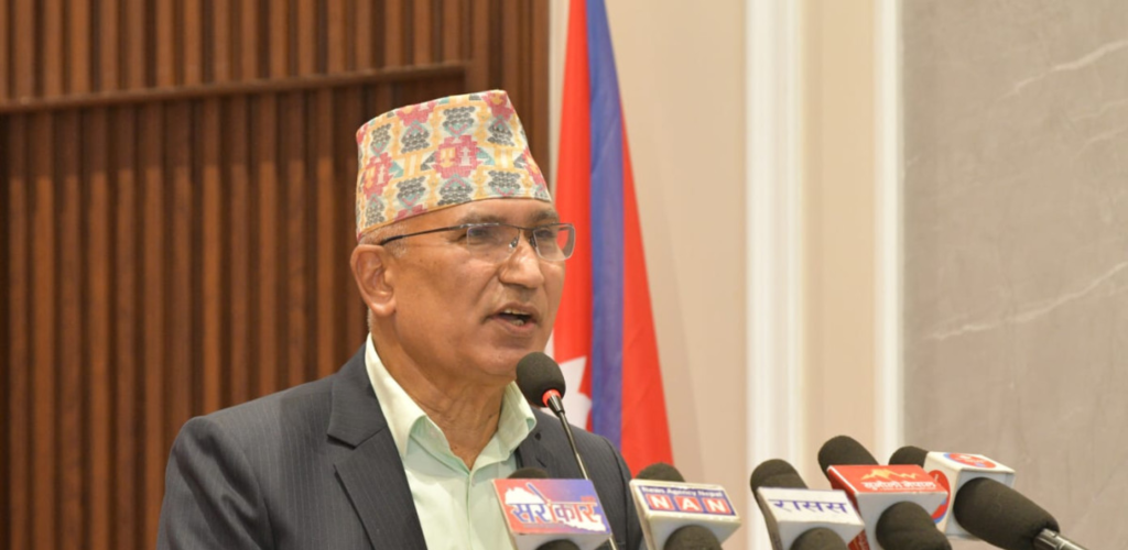 Image of ओलीको सामुन्ने एमाले नेता बिष्णु पौडेलले भने–समय अनुसार आफूलाई परिवर्तन र पुनर्गठन गर्न नसक्ने दलहरू टिक्न सक्दैनन्