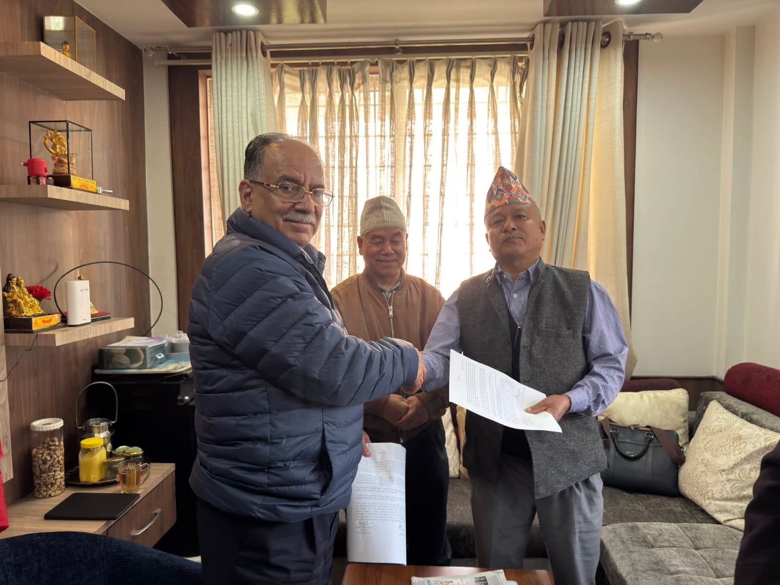 Image of गोपाल किराती माओवादी केन्द्रमा समाहित, प्रचण्ड र किरातीबीच एकता पत्रमा हस्ताक्षर