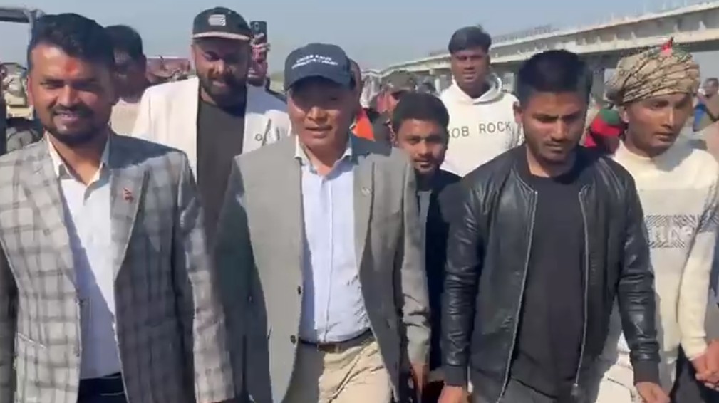 सिरहा र धनुषा जोड्ने कमला नदीमा निर्माणाधीन पुलको मन्त्री घिसिङद्धारा स्थलगत अनुगमन