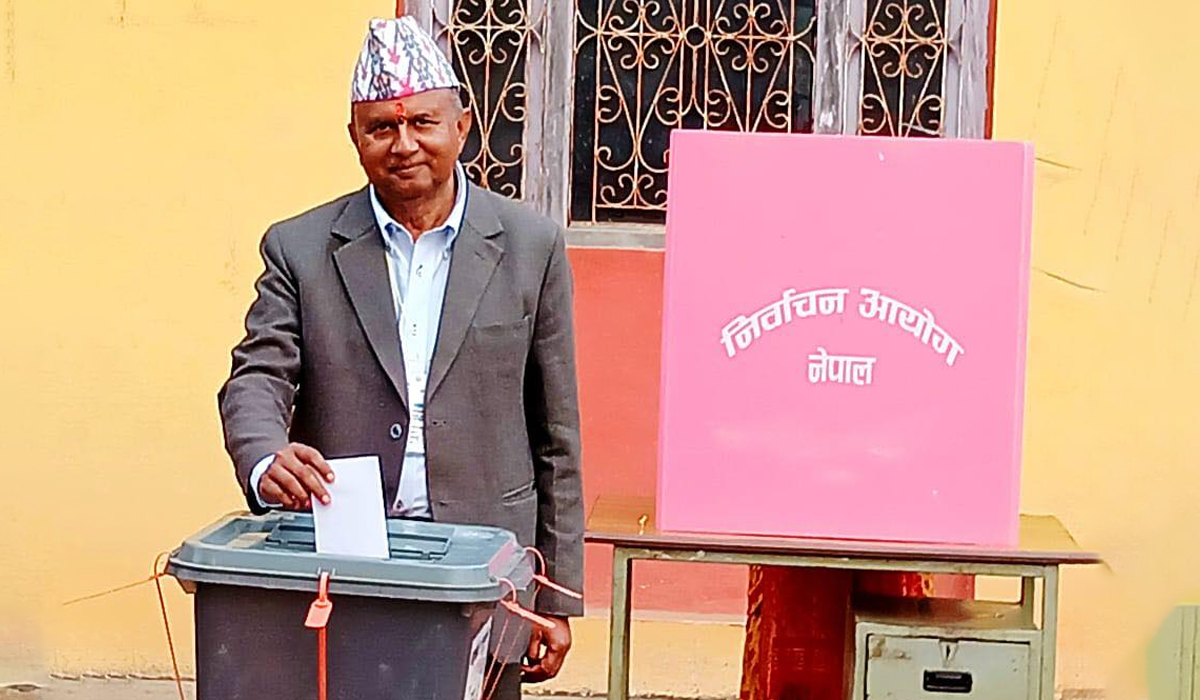 Image of एमाले महासचिव  पोखरेलले गरे मतदान