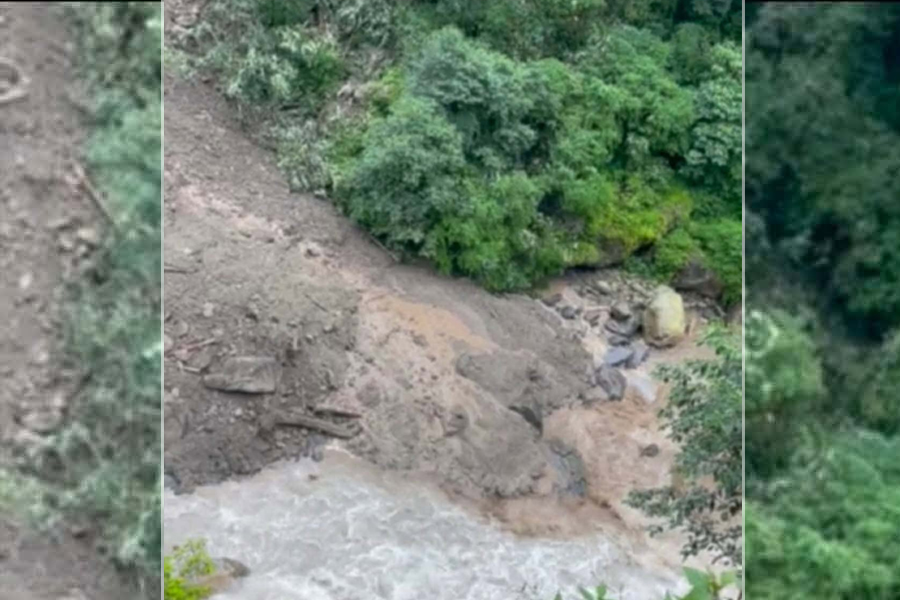 Image of चीनतर्फ ठूलो पहिरो खस्दा भोटेकोशी नदीको बहाव प्रभावित