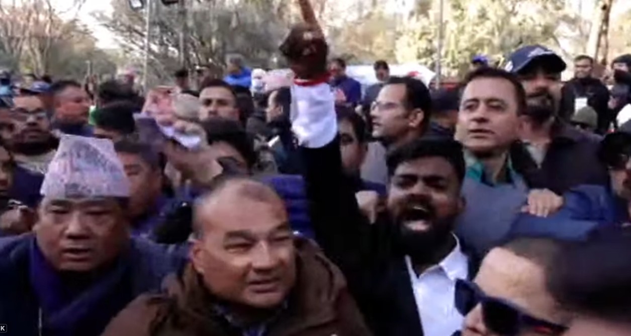 गगन र विश्वप्रकाशलाई कारबाही गरेसंगै काठमाडौँको भृकुटीमण्डपमा तनाव, शेरबहादुर देउवाविरुद्ध नाराबाजी