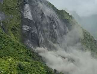 Image of दार्चुलामा पहिरो खस्दा चौलानी नदी आधा थुनियो, तटीय क्षेत्रका बासिन्दालाई सतर्क रहन आग्रह