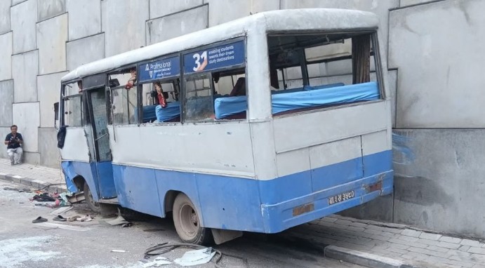 Image of ग्वार्को फ्लाइओभरमा बस दुर्घटना, एक जनाको मृत्यु, ६ जना घाइते