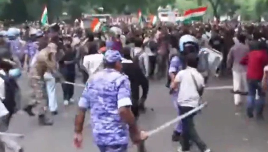 दिल्लीमा ‘चलो संसद्’ मार्चमा प्रहरीको लाठीचार्ज, प्रदर्शनकारी र सुरक्षाकर्मीबीच झडप