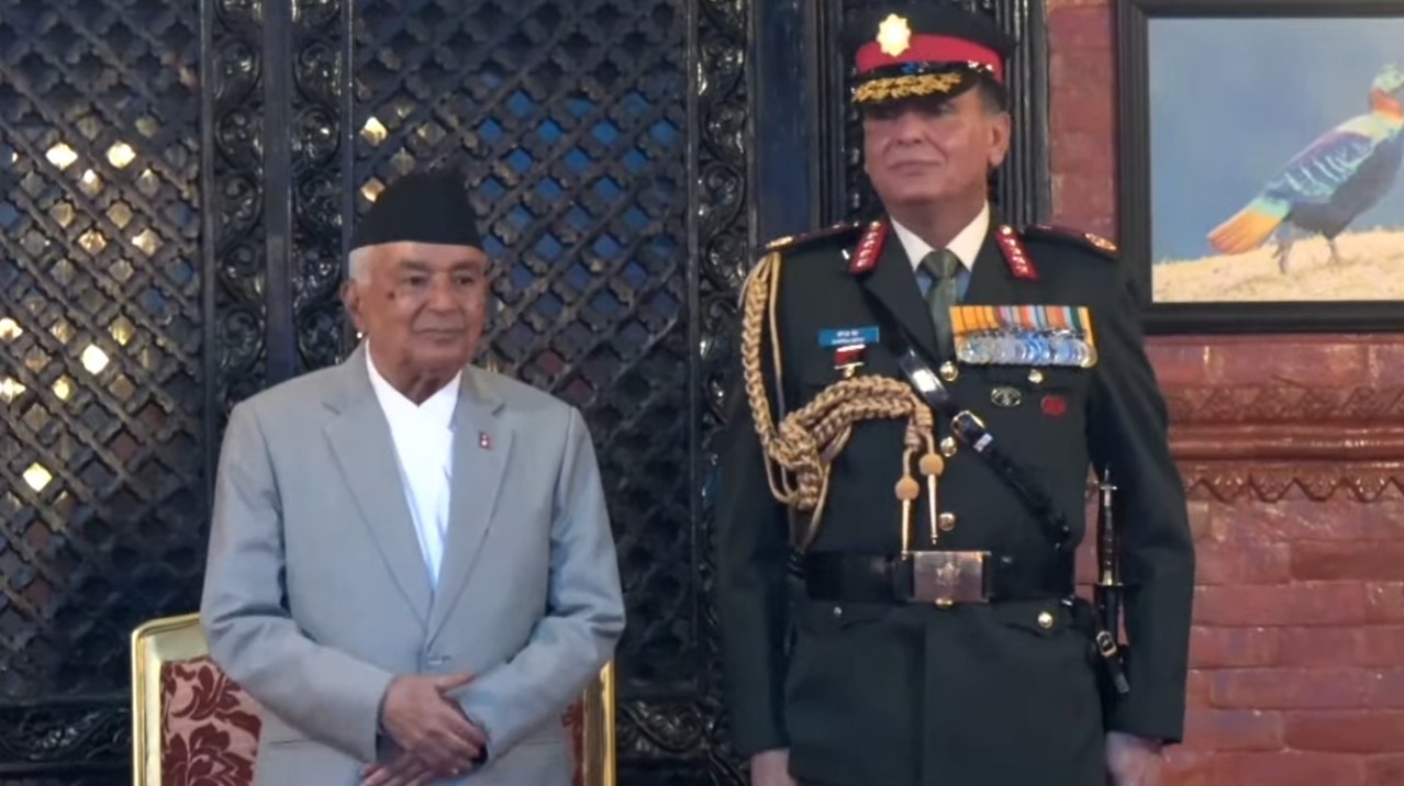 Image of भारतीय स्थल सेनाध्यक्ष सेठलाई नेपाली सेनाको मानार्थ महारथीको दर्ज्यानी