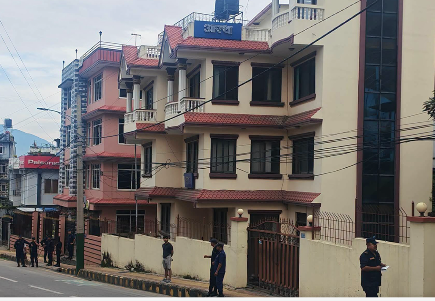 Image of सम्पादक किशोर श्रेष्ठ पक्राउपछि जनआस्था कार्यालयमा प्रहरीको छापा