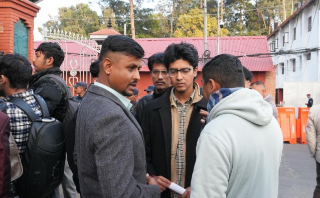 Image of जेनजी समूहद्वारा सिंहदरबार गेटमै टाँसियो मागपत्र, प्रधानमन्त्री कार्कीलाई भेट्न पाएनन्