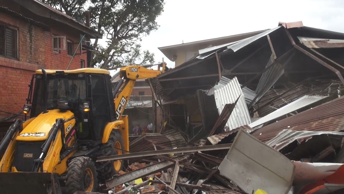 Image of काठमाडौं महानगरपालिकाले थापाथली चोकमा रहेको अबैध संरचना भत्कायो