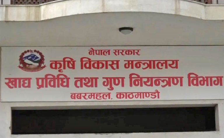 Image of भोटेकोशी बाढीपीडितका लागि राखिएका राहत सामग्रीमै म्याद गुज्रेका खाद्यवस्तु