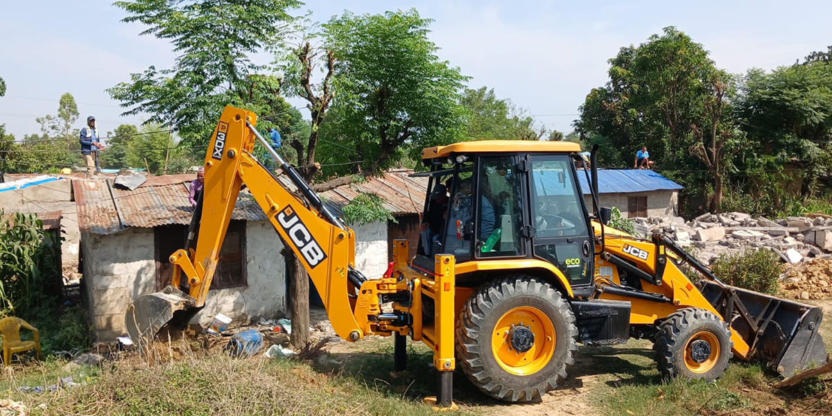 Image of कोहलपुरमा सार्वजनिक जग्गा खाली गर्ने अभियान, ४० घरटहरा हटाइयो