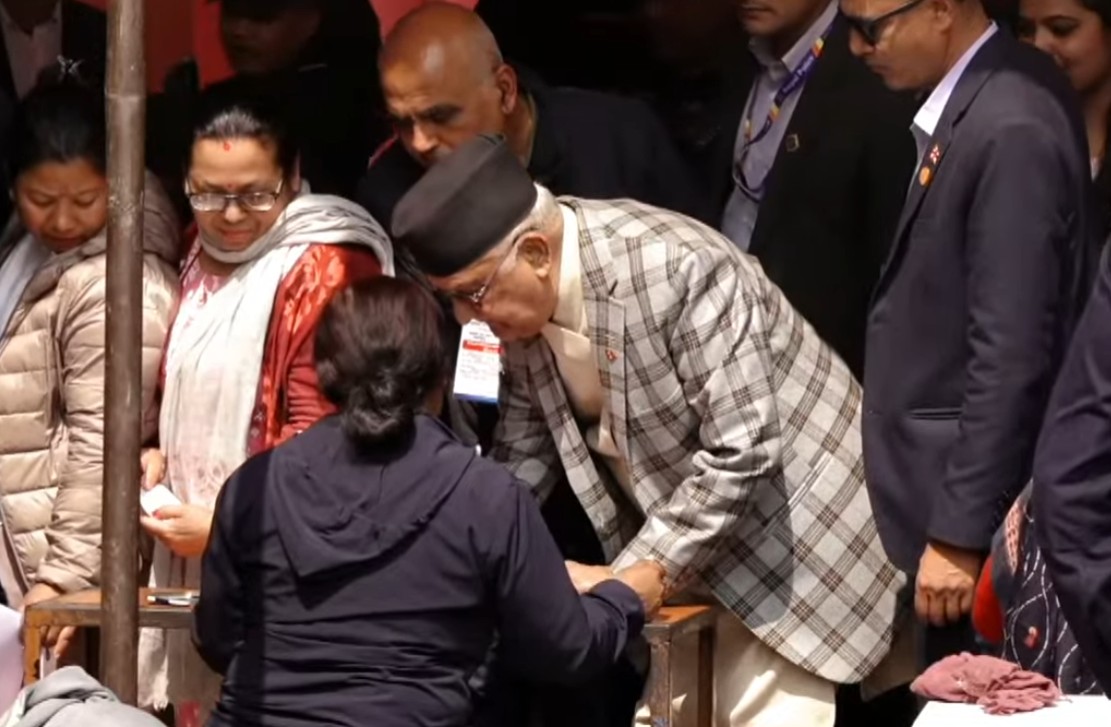 Image of एमाले अध्यक्ष केपी शर्मा ओलीले गरे मतदान, ओली आज झापा नजाने