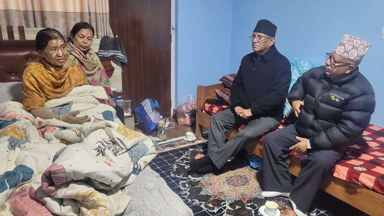 Image of प्रचण्ड र माधव नेपालद्वारा रविलक्ष्मी चित्रकारको स्वास्थ्य अवस्थाबारे जानकारी