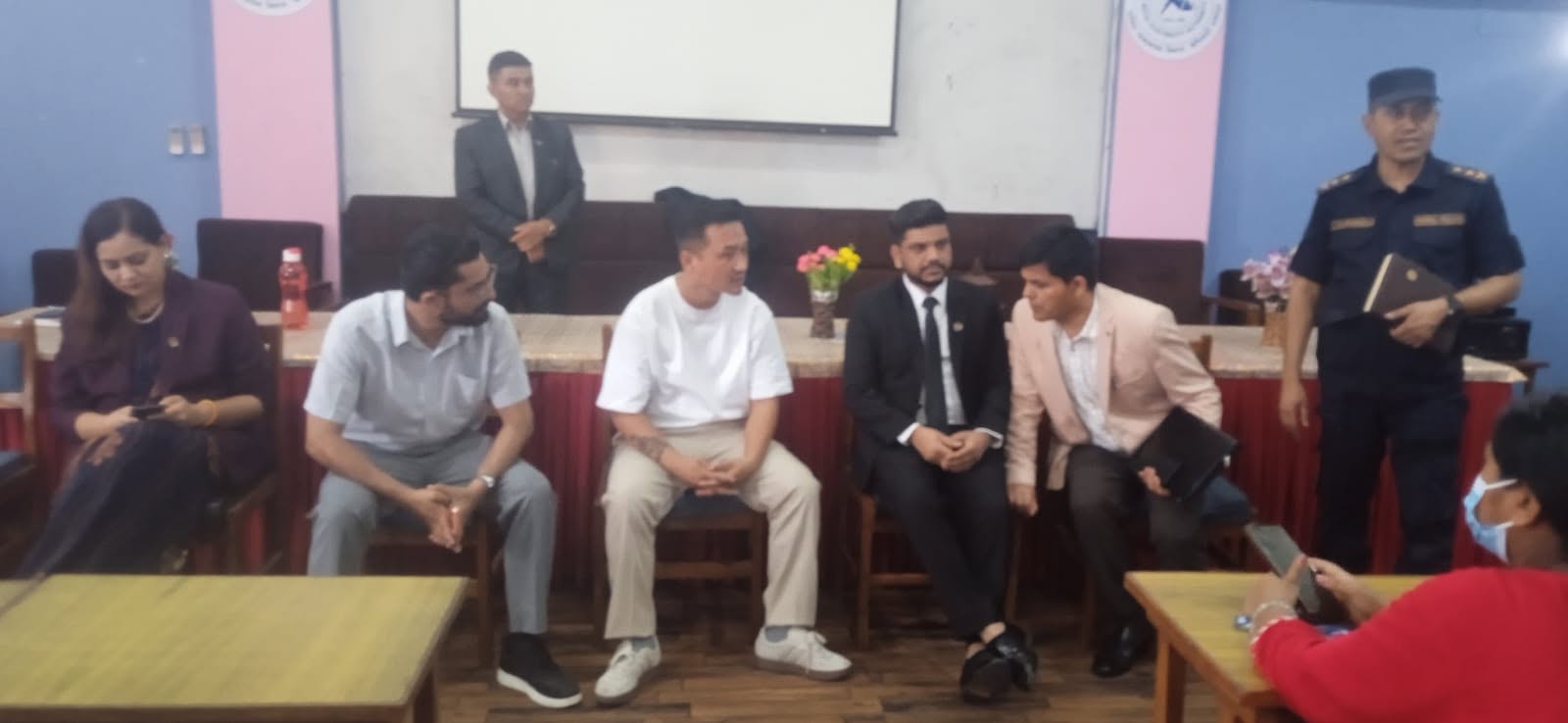 Image of खरिपाटी सुकुम्बासी होल्डिङ सेन्टर निरीक्षण गर्न मन्त्रीको लर्को