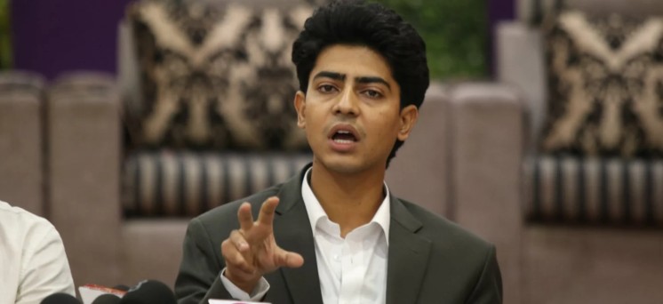 Image of जेनजी अगुवा मिराज ढुंगानाको समूहले प्रधानमन्त्रीलाई ज्ञापन पत्र बुझाउदै