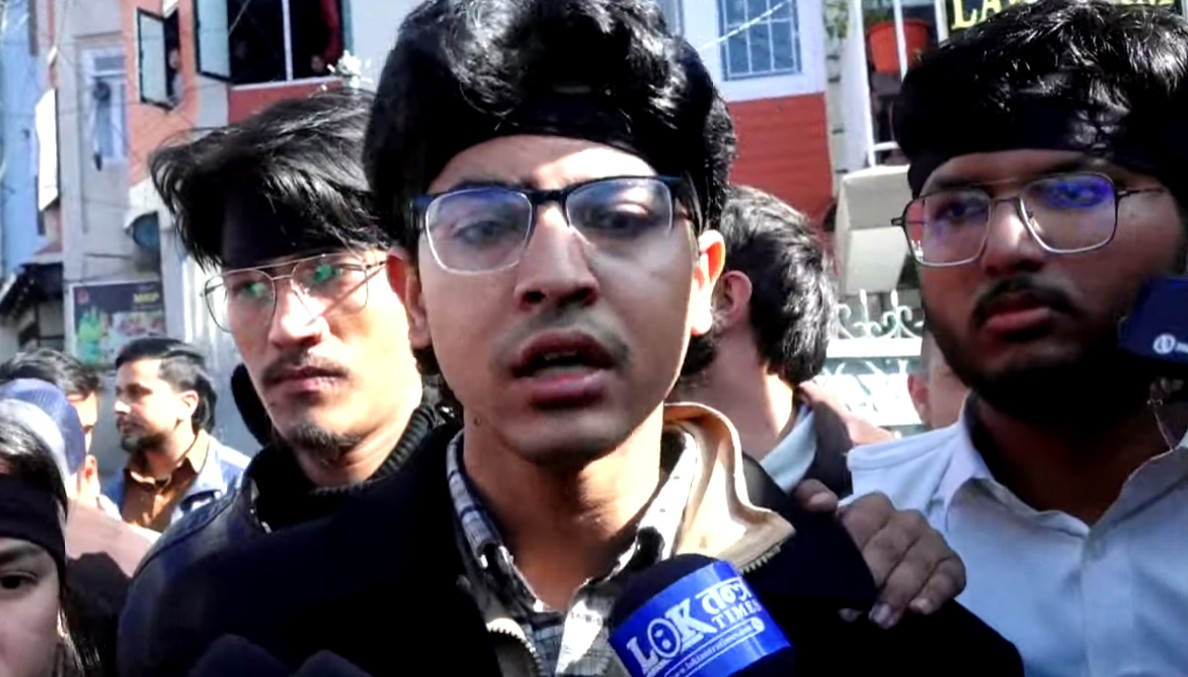 Image of सिंहदरबार गेटअगाडि मिरज ढुंगाना समूहद्वारा प्रदर्शन, माग पूरा नभएसम्म आन्दोलन जारी राख्ने चेतावनी