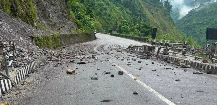 Image of नारायणगढ–मुग्लिन सडकमा ढुंगा खस्यो, नयाँ पुलबाट यातायात सञ्चालन