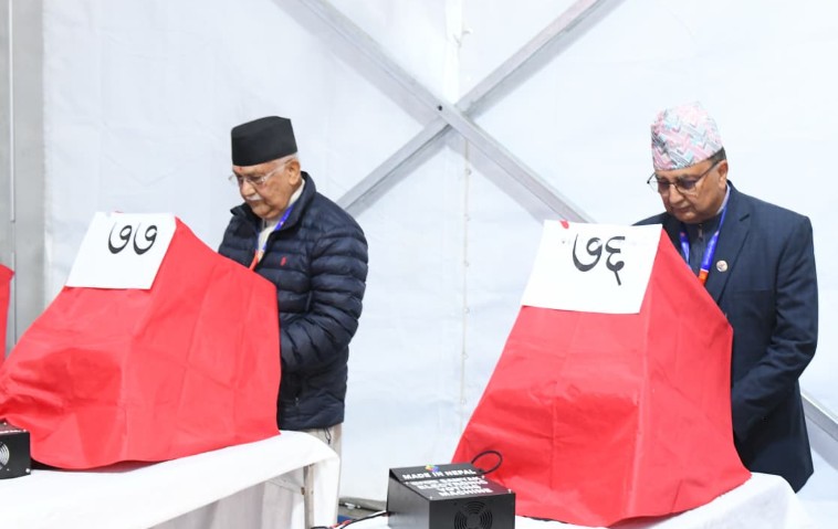 Image of विद्युतीय मतदानले समय बढी लियो, ओली र पोखरेललाई ४५ मिनेट भन्दा वढी समय लाग्यो