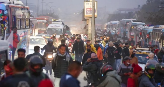 मतदानको पूर्वसन्ध्यामा काठमाडौंबाट बाहिरिनेको भीड बढ्यो