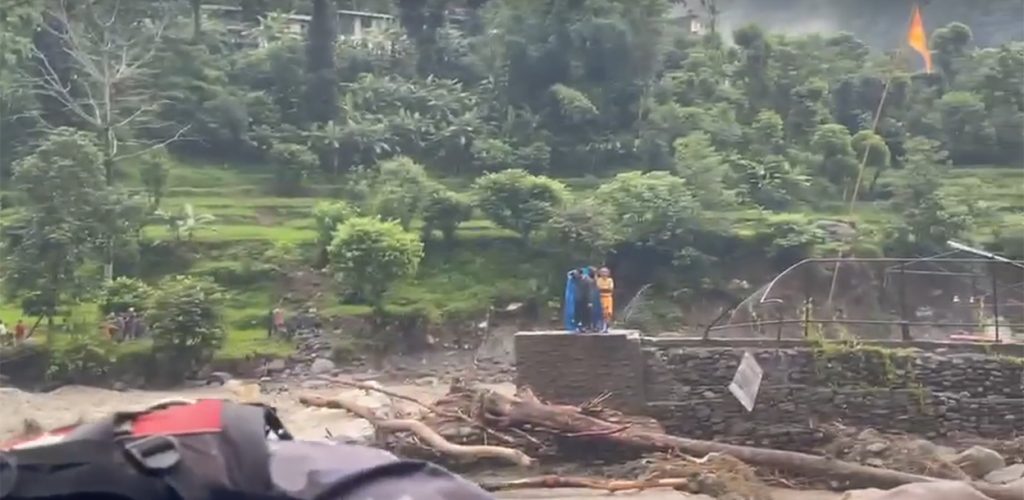 Image of बाढीले  कास्की र पर्वत जोड्ने दुईवटा मेटल पुल बगायो