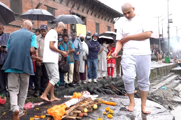 Image of बेपत्ता आफन्तको सम्झनामा पशुपतिमा कुशको शव बनाएर अन्तिम संस्कार