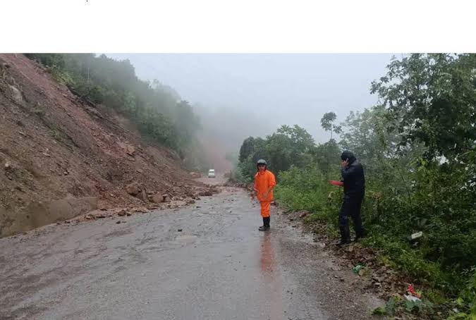 Image of पहिरो र सडक कटानले ११ सडकखण्ड अवरुद्ध, यात्रा अघि सडकको अवस्था बुझ्न प्रहरीको आग्रह