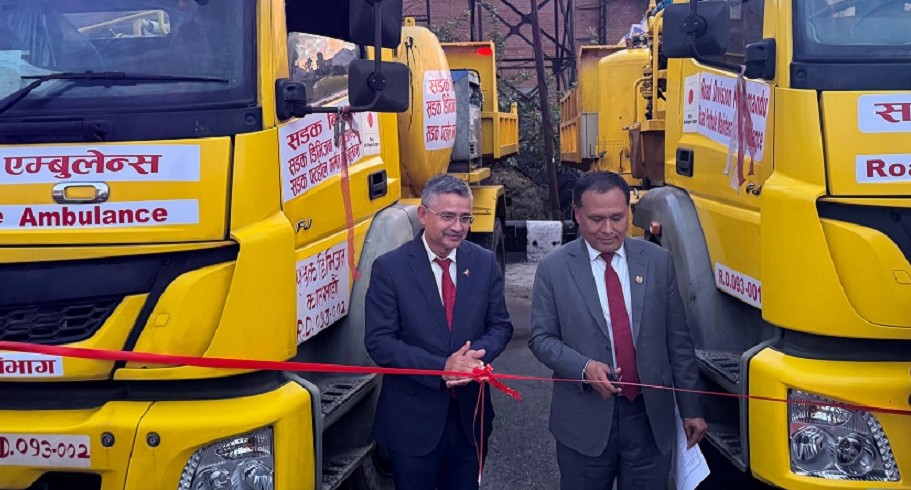 Image of काठमाडौँमा पहिलोपटक ‘सडक मर्मत एम्बुलेन्स’ सञ्चालन, खाल्डाखुल्डी अब तत्कालै मर्मत हुने