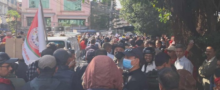 सहकारी पीडितद्वारा समस्याग्रस्त सहकारी समिति कार्यालय तोडफोड