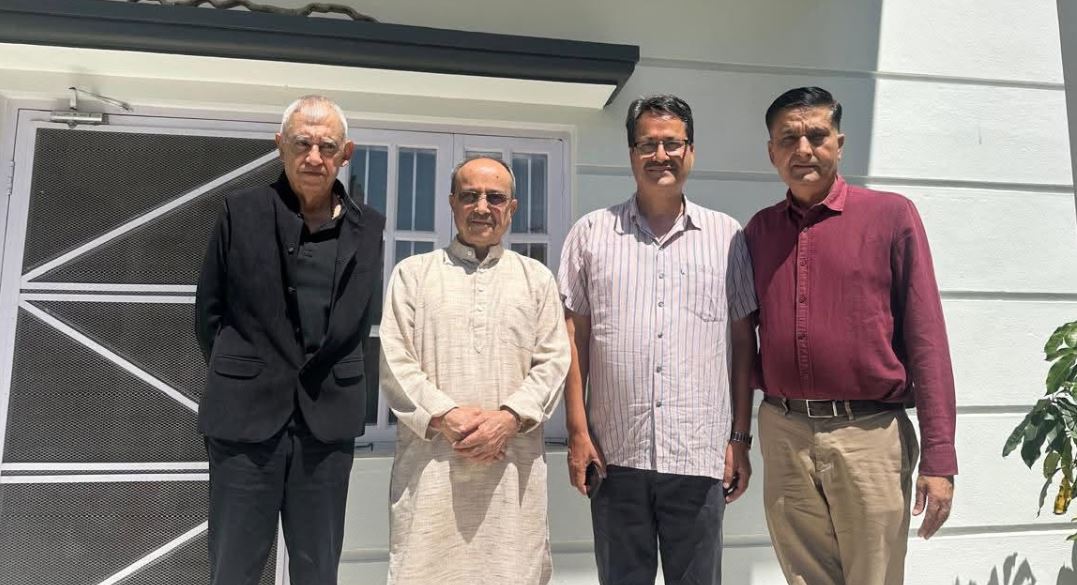 Image of शशांक कोइरालाले पूर्णबहादुर खड्कालाई दिए निम्तो