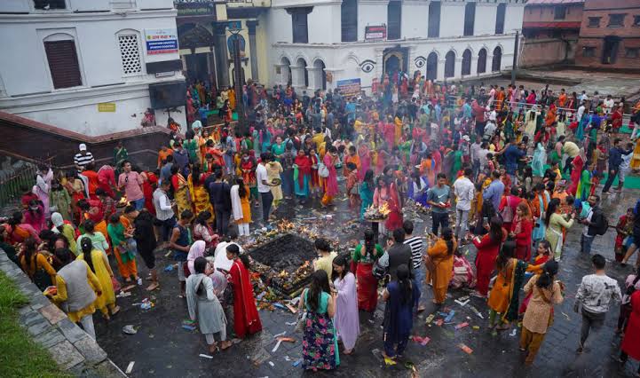 साउनको पहिलो सोमबार आज, पशुपतिनाथसहित देशभरका शिवालयमा भक्तजनको घुइँचो