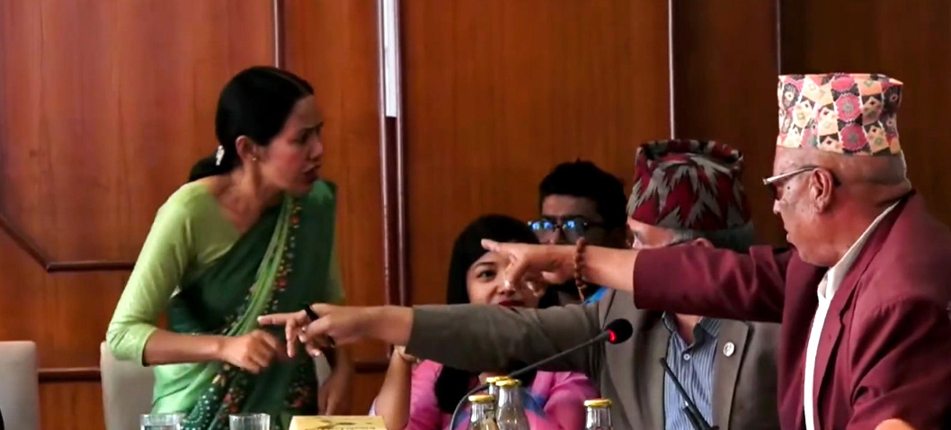 Image of बञ्चरेडाँडाको फोहोर व्यवस्थापनबारे छलफलमा  आशिका तामाङ र मेयरबीच चर्काचर्की
