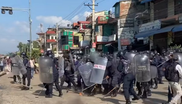 सिमरामा फेरि तनाव: कर्फ्यु उल्लंघनपछि प्रहरीको अश्रुग्यास र हवाई फायर