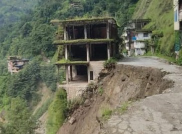Image of सिन्धुपाल्चोकको लिपिङमा पहिरो, अरनिको राजमार्ग पूर्ण रूपमा अवरुद्ध