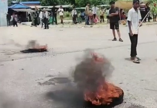 Image of सुनसरी घटनाको विरोधमा सिरहामा प्रदर्शन, केहीबेर अवरुद्ध भयो पूर्व–पश्चिम राजमार्ग