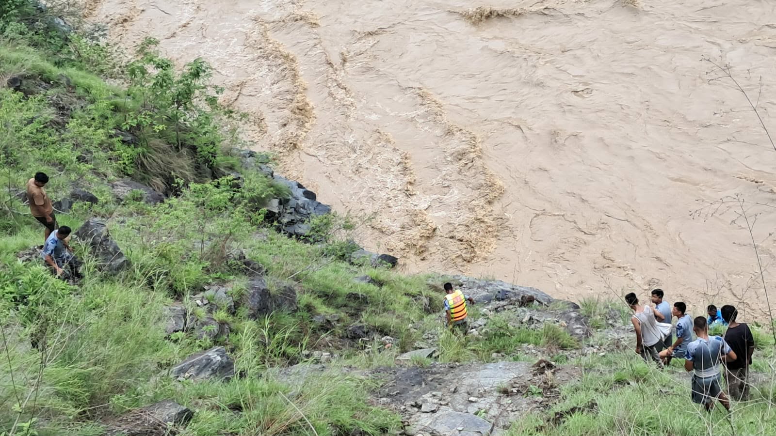 Image of कर्णालीमा खसेको फोर्स गाडीमा चालकसहित पाँच जना सवार रहेको पुष्टि