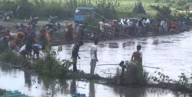 Image of भारतीय अवरोधपछि सुस्ताबासी आफैं जुटे अस्थायी तटबन्ध निर्माणमा