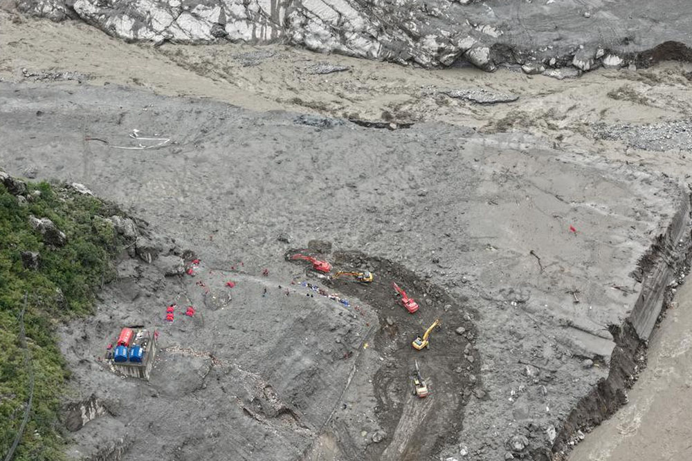 Image of भोटेकोसी बाढीले बगाएको टिमुरे–केरुङ सडक चीनले पुनः सञ्चालनमा ल्यायो