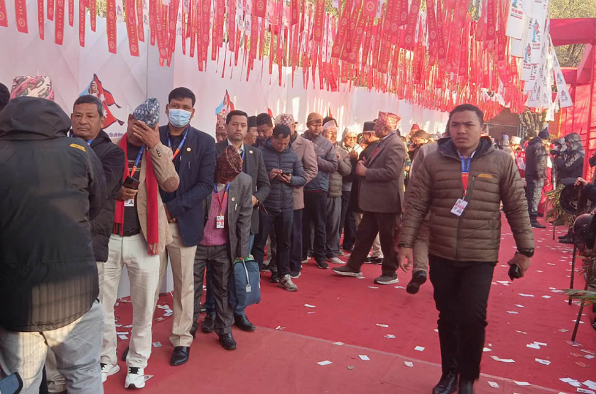 Image of एमाले महाधिवेशनमा मतदान प्रक्रिया अघि बढ्दै, प्रतिनिधि लामबद्ध